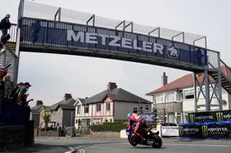 Il METZELER TT VILLAGE torna protagonista all’Isle of Man TT 2025