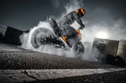 KTM 790 Duke 2025: più affilata, tecnologica e pronta a colpire