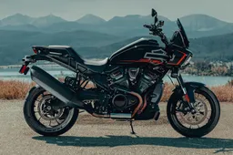 Harley-Davidson Pan America 1250 ST: la maxi tourer si fa sportiva