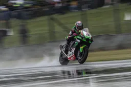 LIVE Superbike Donington: diretta Gara-1 in tempo reale