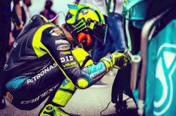 MotoGP, Valentino Rossi: l'addio in scia a Jorge Lorenzo