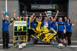 Supersport, Gara 2 Assen: Colpo grosso di Aegerter, fuori Odendaal