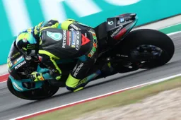 MotoGP, Valentino Rossi lancia l'allerta sicurezza: "Pista bucata, peggio del 2019"