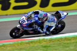Supersport, gara 2 Mandalika: In tre all'ultima curva, Cluzel la spunta