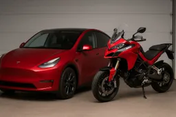 Perché chi guida un’auto elettrica preferisce le moto tradizionali?