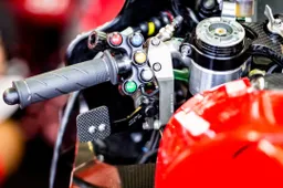 MotoGP, la tecnica: A cosa servono i pulsanti sul cruscotto durante la gara?