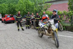Chi porta cibo, chi spala: gli enduristi e la gara della solidarietà