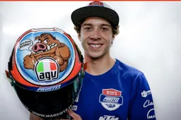 Moto3, Misano: Il casco di Marco Bezzecchi per Bryan Toccaceli