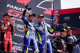 Valentino Rossi trionfa in gara-1 a Misano assieme a Maxime Martin