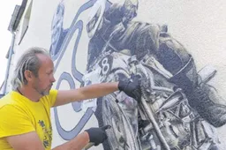 Un tifoso omaggia Ralf Waldmann con dei graffiti sui muri di casa