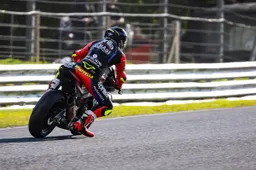 Clamorosa pole di Edoardo Colombi a Brands Hatch