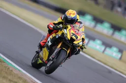 Jaimie van Sikkelerus rinnova con TAG Honda per il BSB 2025