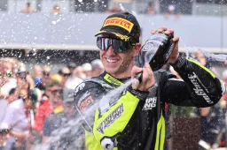 Tom Booth-Amos porta Triumph nella storia: i britannici se la godono