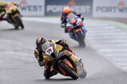 Super bagarre nel British Superbike a Knockhill: 15 piloti in 5 decimi