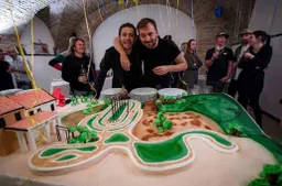 La festa di Valentino Rossi: ristorante circondato dai tifosi!