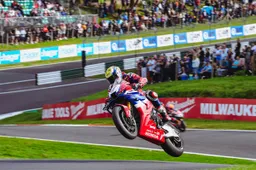 I segreti del “salto” di Cadwell Park nel British Superbike