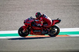 MotoGP Valencia: Apoteosi Ducati, trionfo Bagnaia e podio tutto rosso!