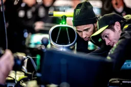 Alonso: "Lo scambio Rossi-Hamilton è solo uno show"