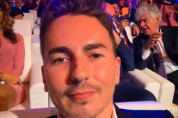 Jorge Lorenzo ai Globe Soccer per premiare Jorge Mendes