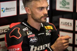 Superbike, allarme Leon Camier: sarà pronto per l'Australia?