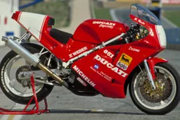 La mitica 851 Superbike: madre di tutte le Ducati moderne