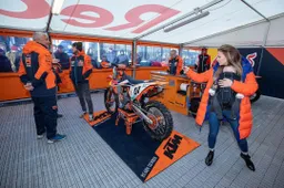 Motocross, Tony Cairoli e Kiara Fontanesi ai box con prole