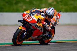 MotoGP, Marc Marquez: "Non so come fa Rossi ad accettare la sua situazione"