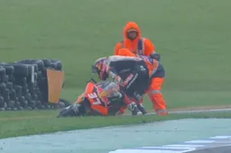 Moto2, Pedro Acosta limita i danni nonostante "L'errore più ridicolo"