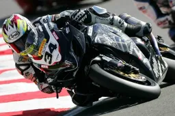 BSB: impresa del team Relentless Suzuki a Brands Hatch