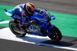 MotoGP, Silverstone: Alex Rins, che vittoria su Márquez!