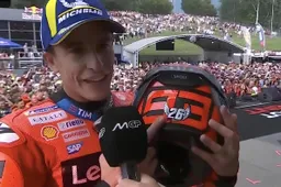 Le due facce delle moto: dalla parata di Leggende ai ricordi dei lutti