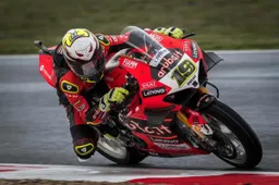 LIVE Superbike Magny-Cours: diretta Gara-1 in tempo reale, cadono Rea e Toprak