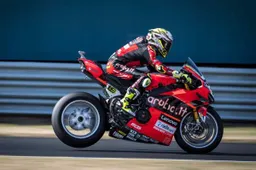 Superbike, Bautista beffa Rea: "Ho imparato dietro di lui"