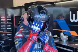 MotoGP, Test Misano: Andrea Dovizioso in pista con un casco aerodinamico