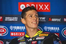 Superbike, Andrea Locatelli respinge l'assalto dei rookie Yamaha