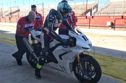 Debutto in pista della CBR RR-R BSB di Honda Racing UK