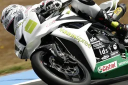 Supersport Phillip Island: Andrew Pitt si congratula con Sofuoglu