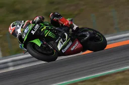 Superbike Brno, Gara 1: Jonathan Rea nella storia, Marco Melandri 2° primo degli umani