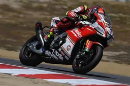 Superbike: AAA Lorenzo Savadori ed Eugene Laverty offresi