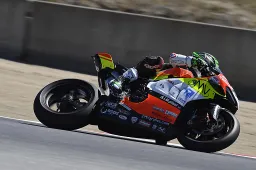 Eugene Laverty, chiamatelo eroe: 11° con il polso destro bloccato!