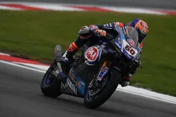 Superbike Donington Gara 1: Vince vd Mark, Yamaha torna al successo dopo 7 anni