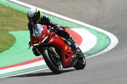La mille non è per le ragazze? Io, Giulia, ho provato la Ducati V2 a Imola