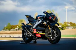 Il nuovo capolavoro Aprilia: ecco la RSV4 X ex3ma