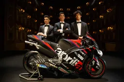 MotoGP, Aprilia RS-GP22: frontale dark, laterale in stile AF1