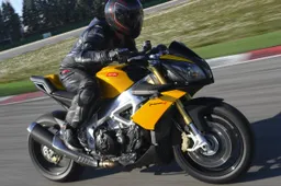 Aprilia Tuono V4R presentata a Valencia