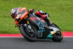 Moto2, Aron Canet poleman infortunato "Ma ci sarò in gara"