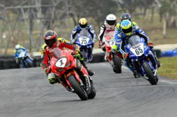 ASBK Wakefield Park: Troy Herfoss doppietta, Cru Halliday leader