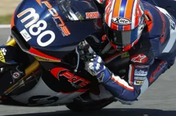 Moto2: Axel Pons operato alla mano sinistra, un mese di stop