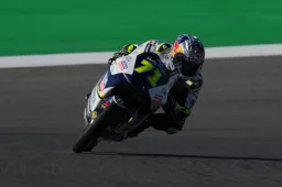 Moto3 Portimao: Ayumu Sasaki si prende la pole, Rueda fa già paura