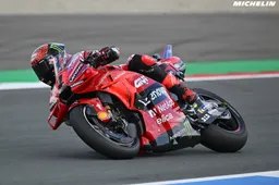 MotoGP Assen: Bagnaia spettacolo Sprint, Marquez spreca